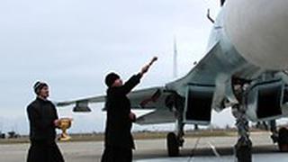 רוסיה כמרים כנסייה אורתודוקסית מברכים נשק חיילים צבא