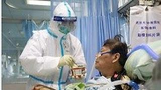 אחות מטפלת בחולה בנגיף הקורונה בווהאן