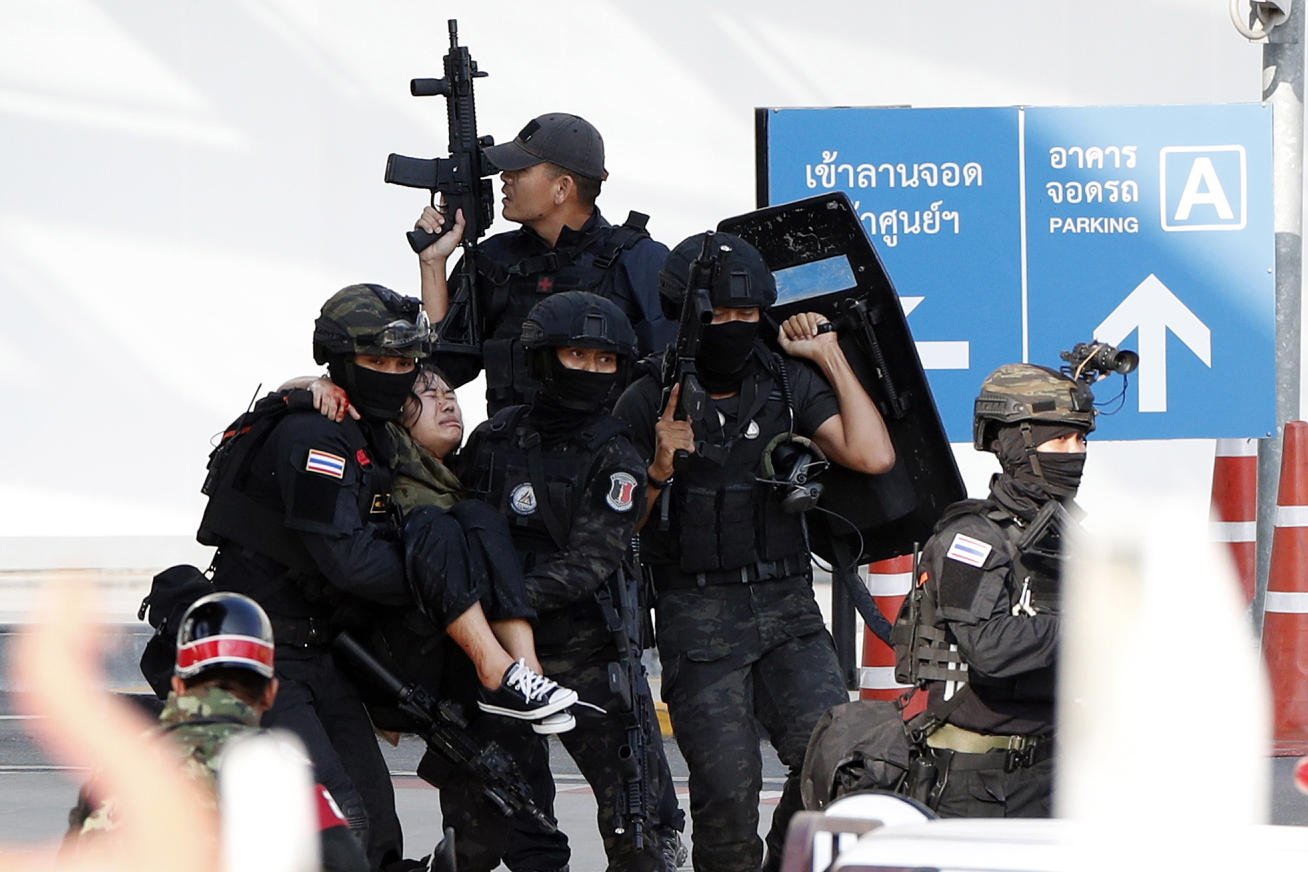 חייל חמוש רצח לפחות 21 בני אדם בתאילנד