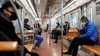 נוסעים עם מסכות רכבת בייג'ינג סין נגיף קורונה