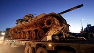 כוחות צבא טורקיים טנק חוצים את הגבול מ טורקיה ל סוריה אידליב