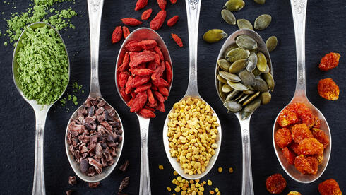 מגוון מזונות על