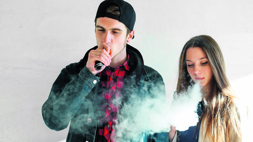 בני נוער מעשנים