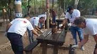 עובדי נביעות בהתנדבות במקלט לקופים בבן שמן