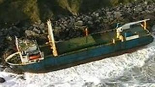 אירלנד סירת רפאים סופה דניס מכה ב בריטניה
