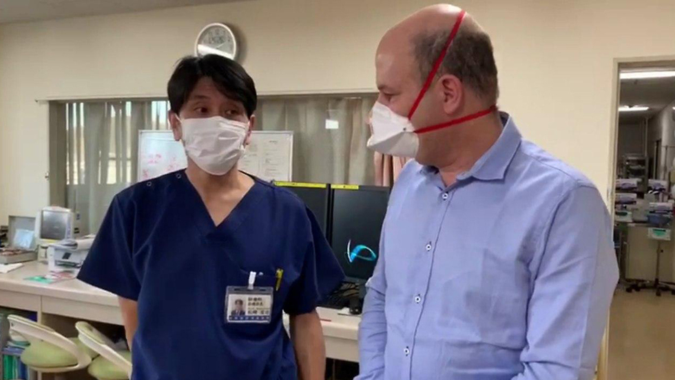 רופא בבית חולים ביפן יחד עם פרופ׳ רן נירפז