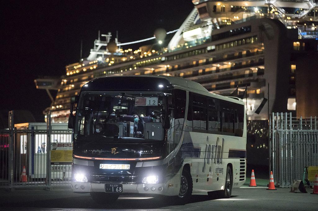 נוסעים עוזבים את ה דיימונד פרינסס ספינה קורונה יפן נגיף וירוס