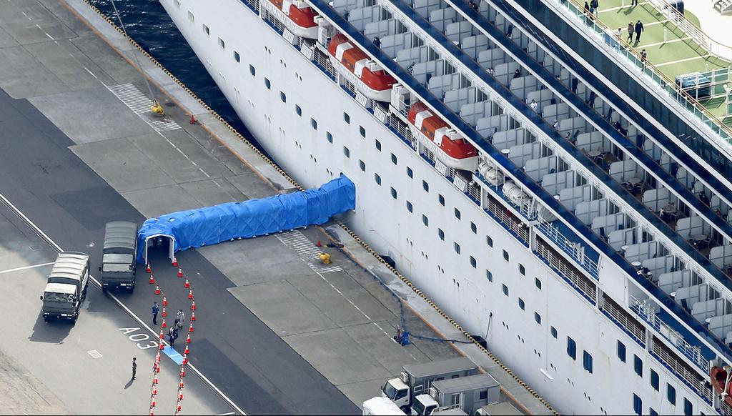 נוסעים עוזבים את ה דיימונד פרינסס ספינה קורונה יפן נגיף וירוס