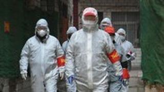 ווהאן סין בודקים תושבים מחשש להידבקות ב נגיף וירוס קורונה