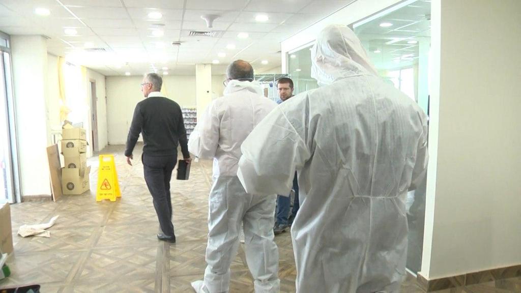 רופאים מבית חולים שיבא נערכים לקראת קבלת הישראלים מספינת הקורונה לחדרי הבידוד
