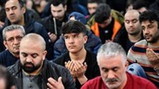גרמניה מוסלמים מתפללים ב מסגד בעיר הנאו אחרי ה פיגוע
