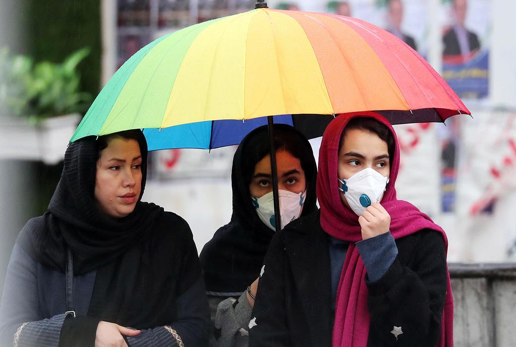 אנשים ב טהרן איראן עם מסכות נגיף קורונה