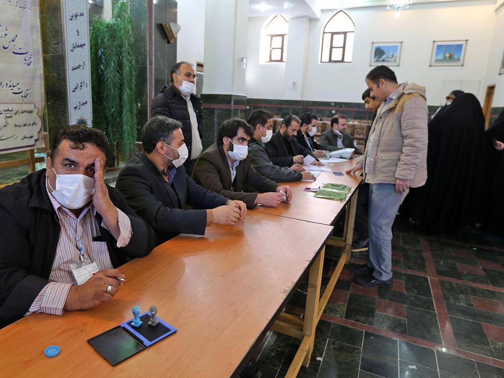 אנשים ב קלפי ב טהרן איראן עם מסכות נגיף קורונה