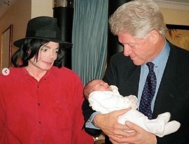 בידיים נשיאותיות. בלנקט התינוק בידיו של ביל קלינטון 