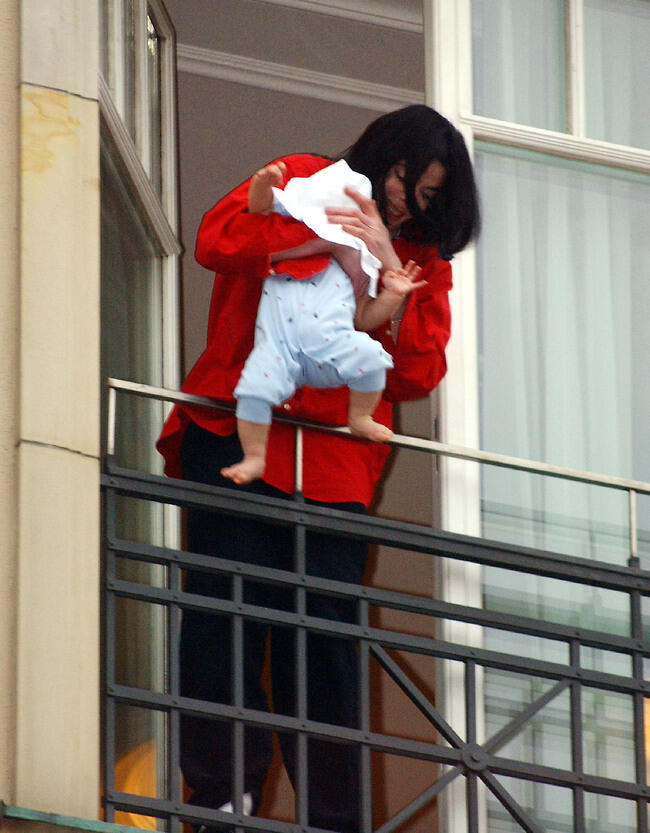 רגע מלחיץ. מייקל ג'קסון מחזיק את בנו מעל למרפסת - ומעורר היסטריה בקרב הנוכחים