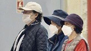 תייר עם מסכה ב נתב"ג מחכה ל טיסה חזרה ל דרום קוריאה נגיף קורונה