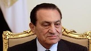 נשיא מצרים לשעבר חוסני מובארק ונו גמאל ב -2011 ב בית משפט