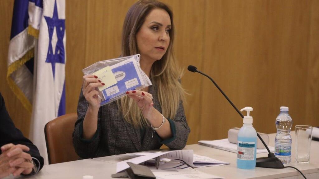 אורלי עדס מציגה את ערכת ההצבעה הסטרילית שתחולק למבודדי הבית