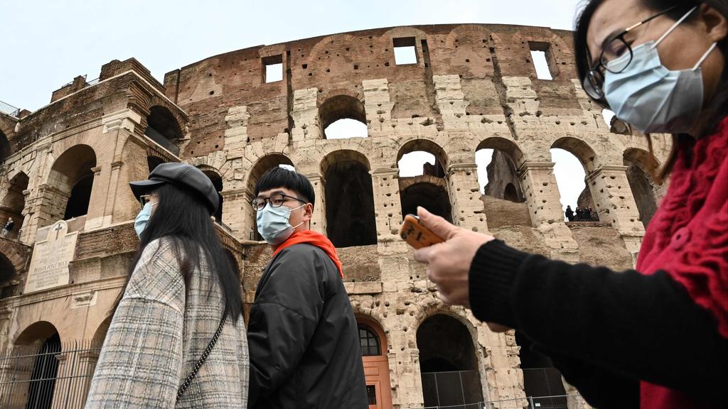 תיירים במסכות בקוליסאום ברומא