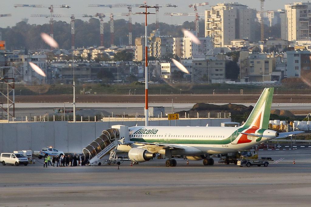 תיירים עולים על מטוס של אליטליה ב נתב"ג לאחר שסורבו כניסה לישראל 