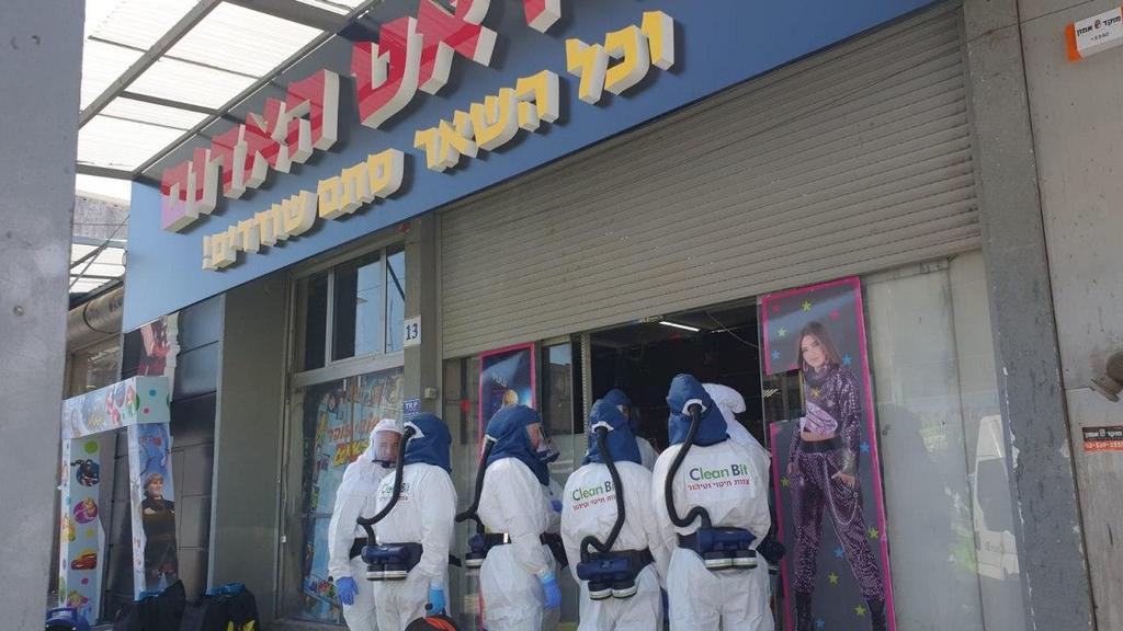 Quarantine teams outside the 'Red Pirate' store in central Israel 