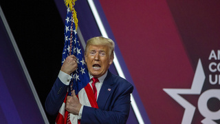 דונלד טראמפ מחבק דגל ארה"ב