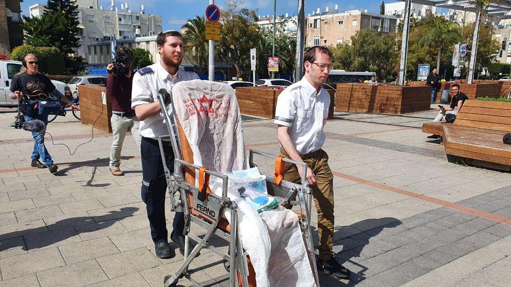 צוות מד"א מגיע לאסוף אדם חולה 