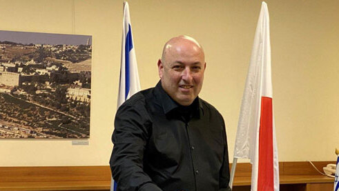 Замгендиректора минздрава Итамар Гротто во время голосования в посольстве Израиля в Японии. Фото из фейсбука