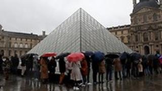 מוזיאון הלובר ב פריז צרפת נסגר זמנית עקב חשש של עובדים מ נגיף ה קורונה וירוס