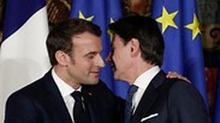 נשיא צרפת עמנואל מקרון נשען לנשק את ראש ממשלת  איטליה  ג'וזפה קונטה ב נאופלי