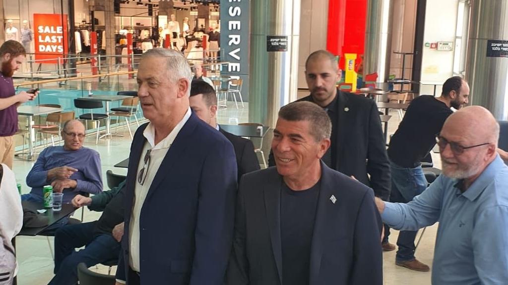 Blue & White leaders Benny Gantz and Gabi Ashkenazi visit Givatayim mall after a coronavirus scare there, March 1, 2020 