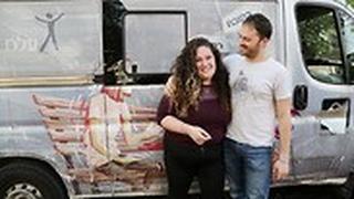 שירי שרון זייד ועומר שקד על רקע הניידת של "עלם"