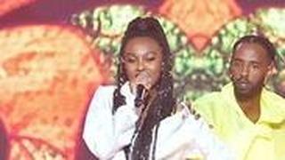 עדן אלנה מבצעת את Feker Libi