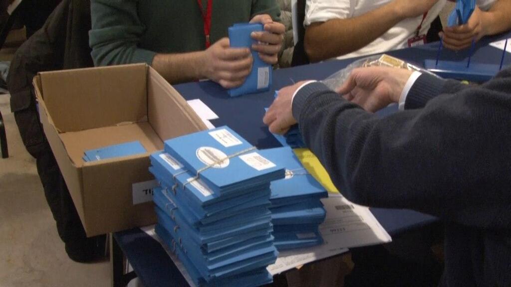 ספירת המעטפות הכפולות הועדת הבחירות במהלך הלילה