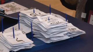 ספירת המעטפות הכפולות הועדת הבחירות במהלך הלילה