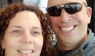 בלומנפלד ואשתו בשדה התעופה: "ביטלנו כשהבנו שניכנס לבידוד"   