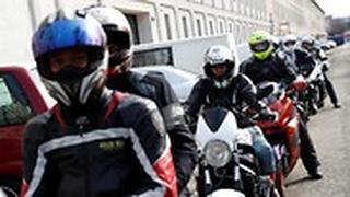 בודפשט הונגריה איזי ריידר אופנוענים מסייעים לקורבנות של אלימות