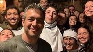 יועז הנדל הזמין הערב תלמידים של מכינה צבאית לחצר ביתו