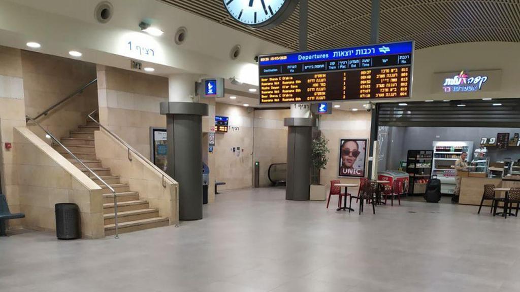 תחנת רכבת אוניברסיטת תל אביב ריקה מנוסעים