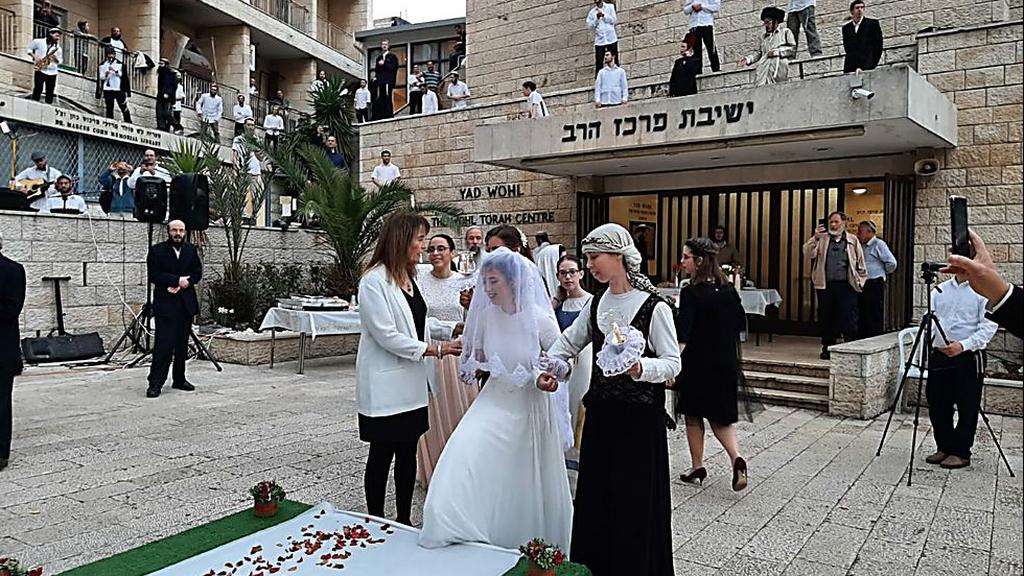  A wedding held under coronavirus regulations at Jerusalem's Mercaz HaRav Yeshiva 