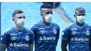 שחקני גרמיו עם המסיכות