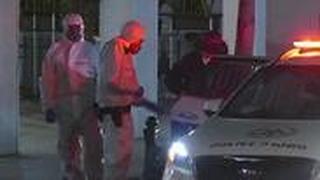 שוטרים עוצרים צעירה שהפרה בידוד ביתי בתל אביב