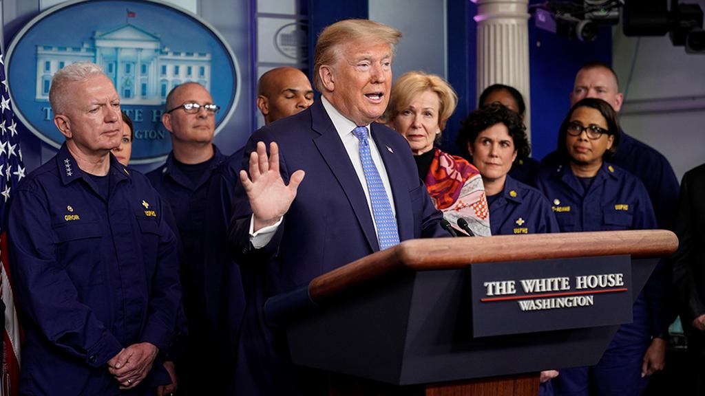 טראמפ במסיבת עיתונאים למניעת התפשטות נגיף הקורונה