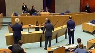 שר הבריאות של הולנד מתמוטט בפרלמנט