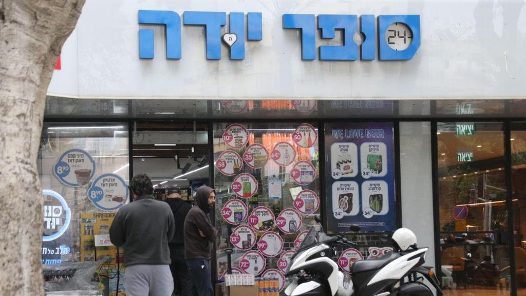 הסופרים בתל אביב: האם שומרים על מרחק של שני מטרים בתורים בעקבות התפשטות הקורונה