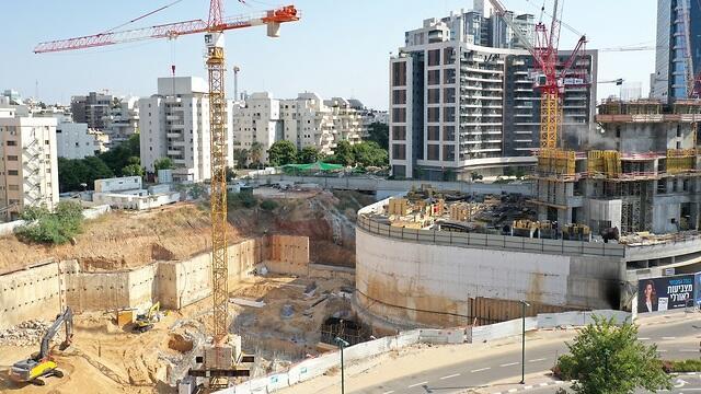 Construction of a new apartment block in Tel Aviv 