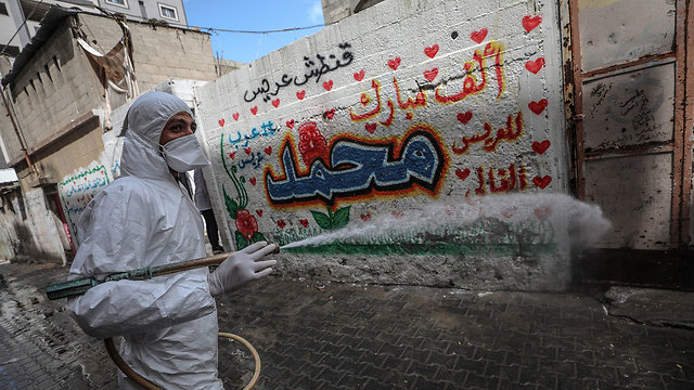 Дезинфекция в Газе. Фото: EPA