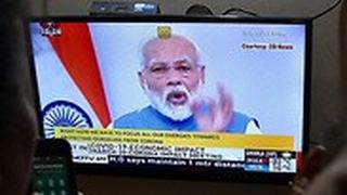 אנשים צופים ב נאום של ראש ממשלת הודו רנדרה מודי