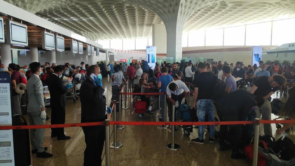 ישראלים מחכים לטיסת אל על בשדה התעופה במומביי