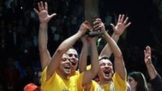 שחקני מכבי תל אביב עם הגביע ב-2004